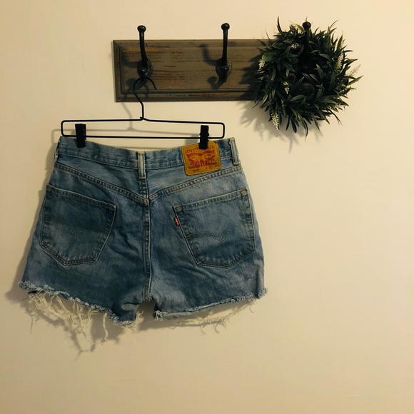 Levi Strauss Light High Rise Mom Cut Off Jeans 32 - Picture 4 of 4